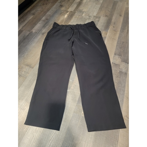 Lululemon on the fly crop 23" woven size 6 - Picture 3 of 7